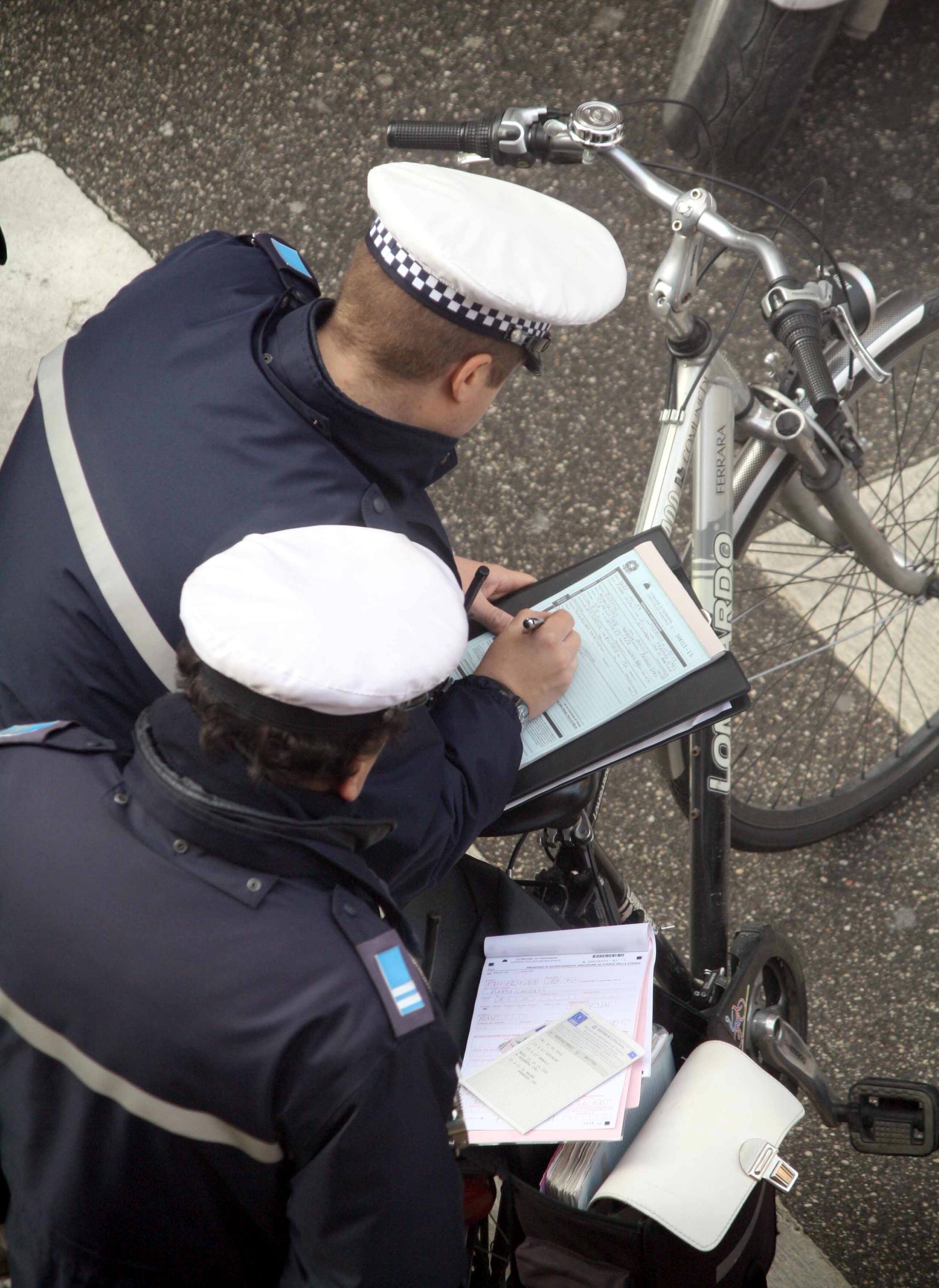 Polizia municipale intenta a elevare contravvenzioni
