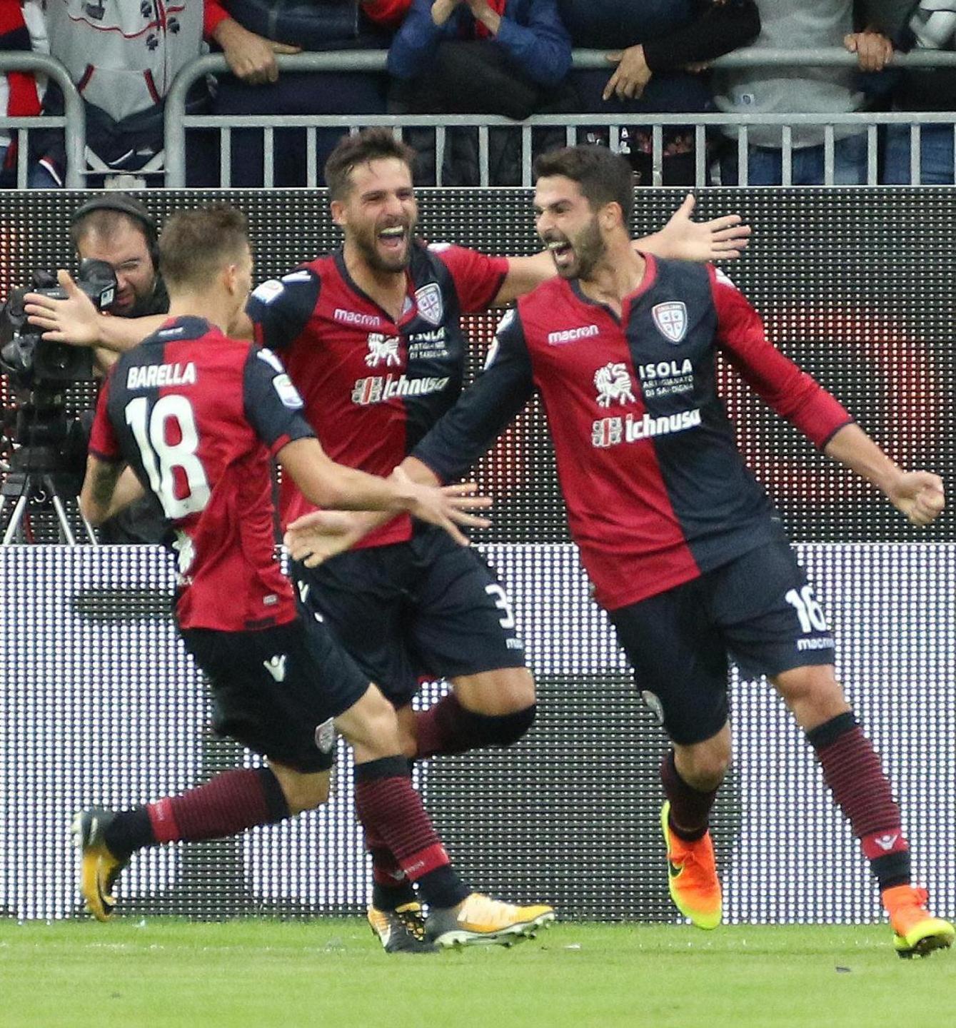 Barella e Pavoletti festeggiano Faragò dopo il gol vittoria al Verona