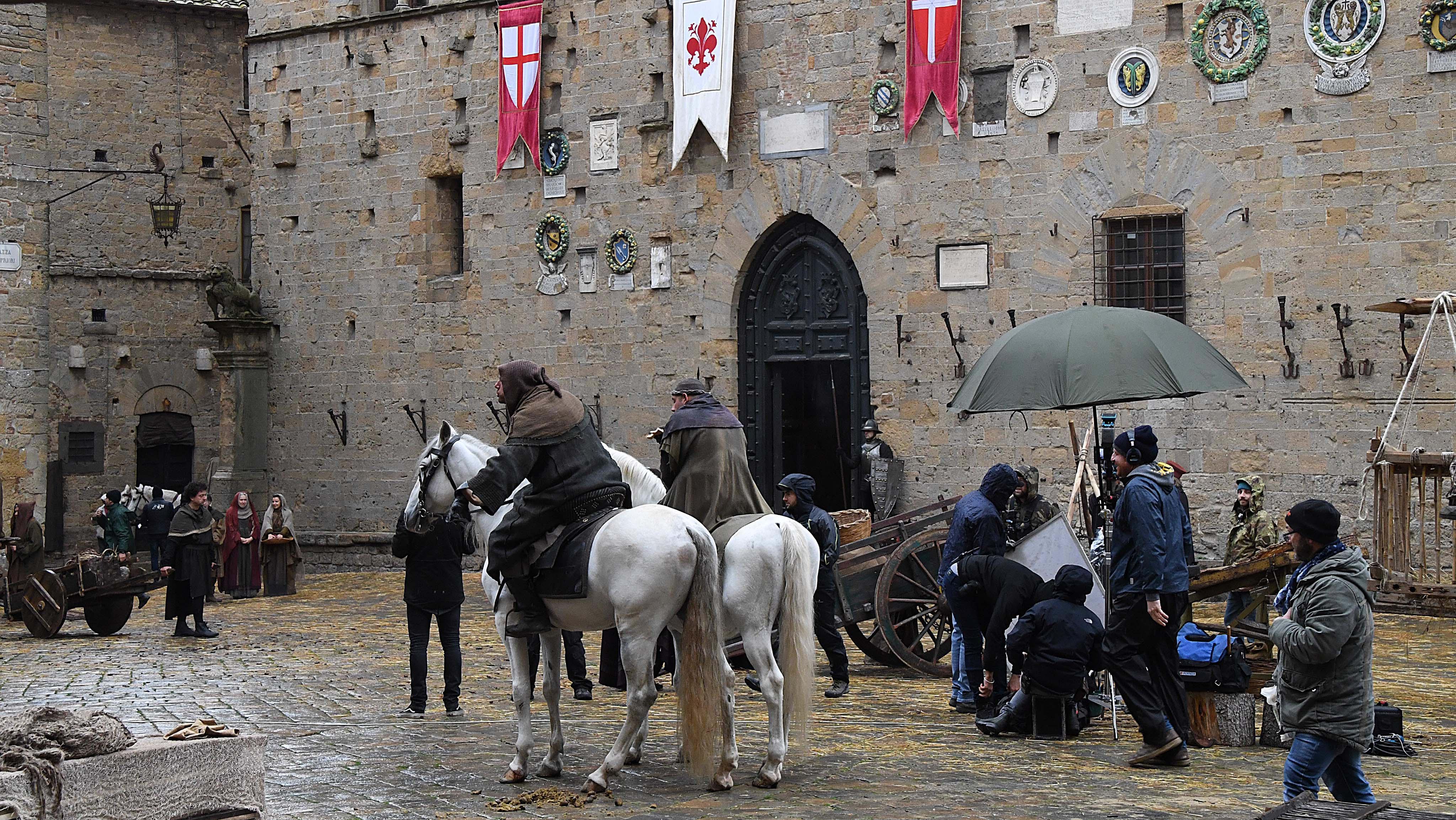 Un momento delle riprese in piazza dei Priori (Foto Franco Silvi)