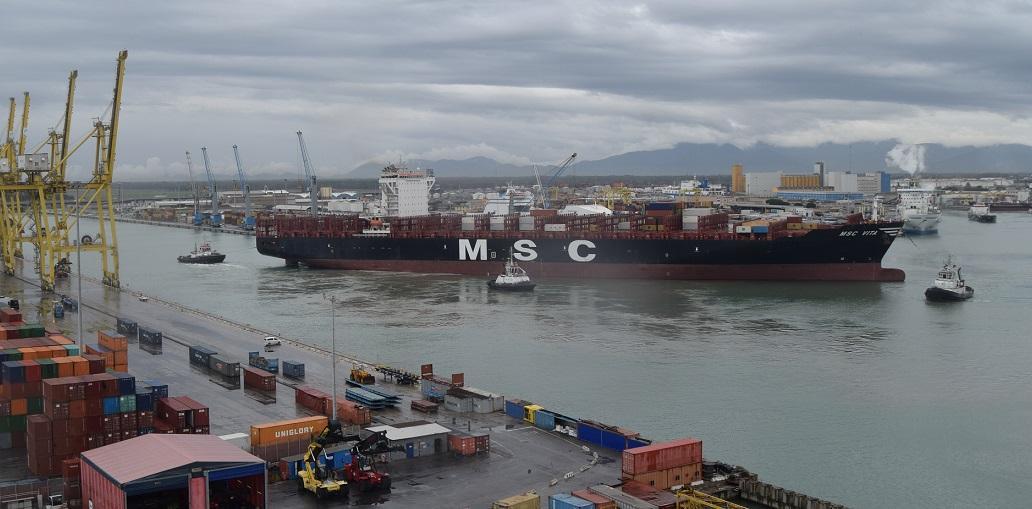 L'ingresso della Msc Vita in Darsena Toscana a Livorno
