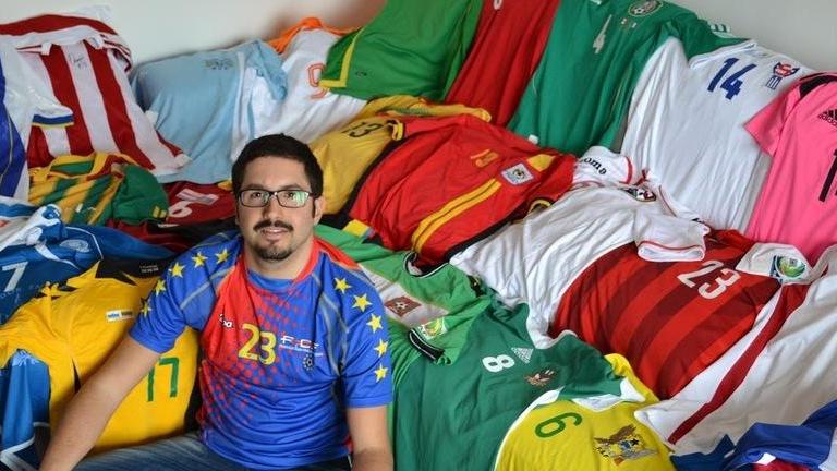 Simone Panizzi con alcune delle 211 maglie della sua collezione da guinness