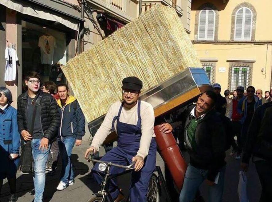 Lucca Comics: l’imbianchino in bici con il pennello Cinghiale spopola in città e sul web 