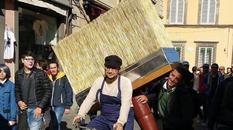 Lucca Comics: l’imbianchino in bici con il pennello Cinghiale spopola in città e sul web
