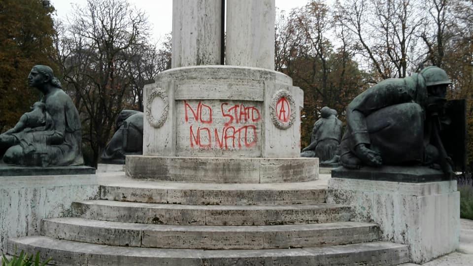 Modena, scritte sul monumento ai Caduti: il sindaco querela 