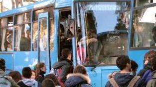 I bus sono pochi e gli studenti restano a piedi