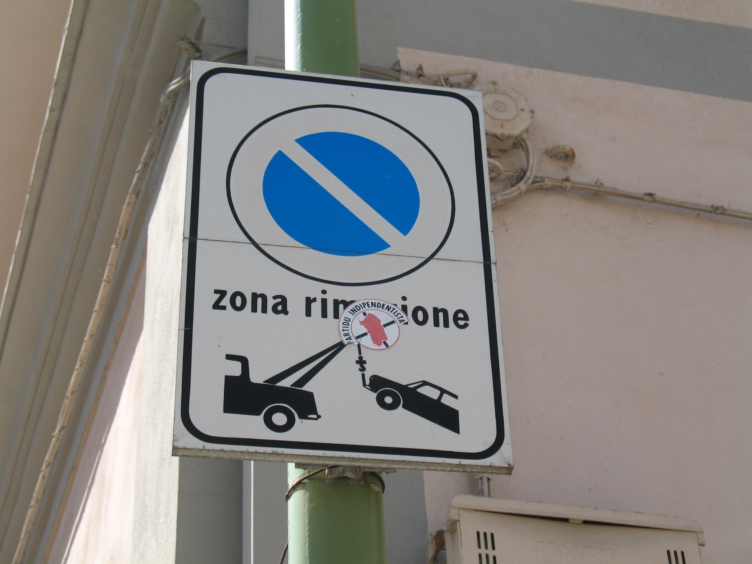 Un cartello di zona rimozione