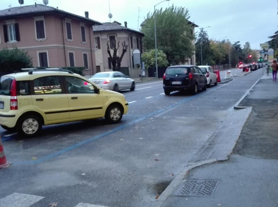 Modena, via Barozzi, c’è la ciclabile ma ai negozianti non piace 