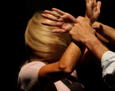 Prende a pugni la mamma: arrestato 
