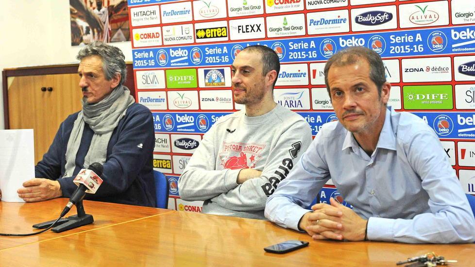 Iozzelli con Esposito e Maltinti durante uan conferenza stampa (Foto Gori)