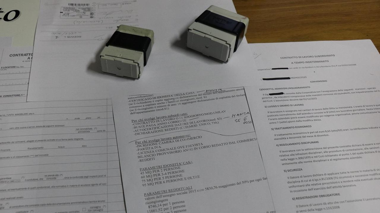 Alcuni documenti falsificati
