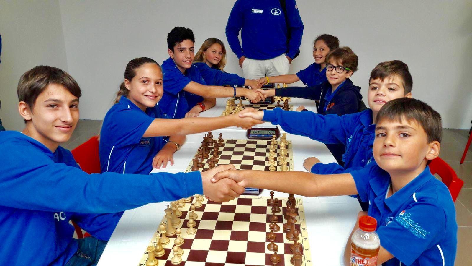 Giocatori giovanissimi di scacchi
