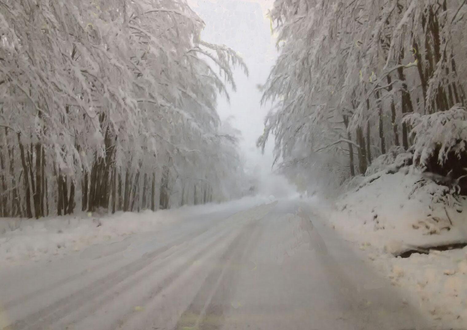 La strada per Frassinoro imbiancata dalla neve