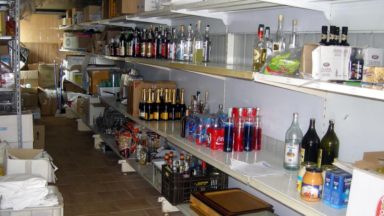 Furto di alcolici in un market (foto archivio)