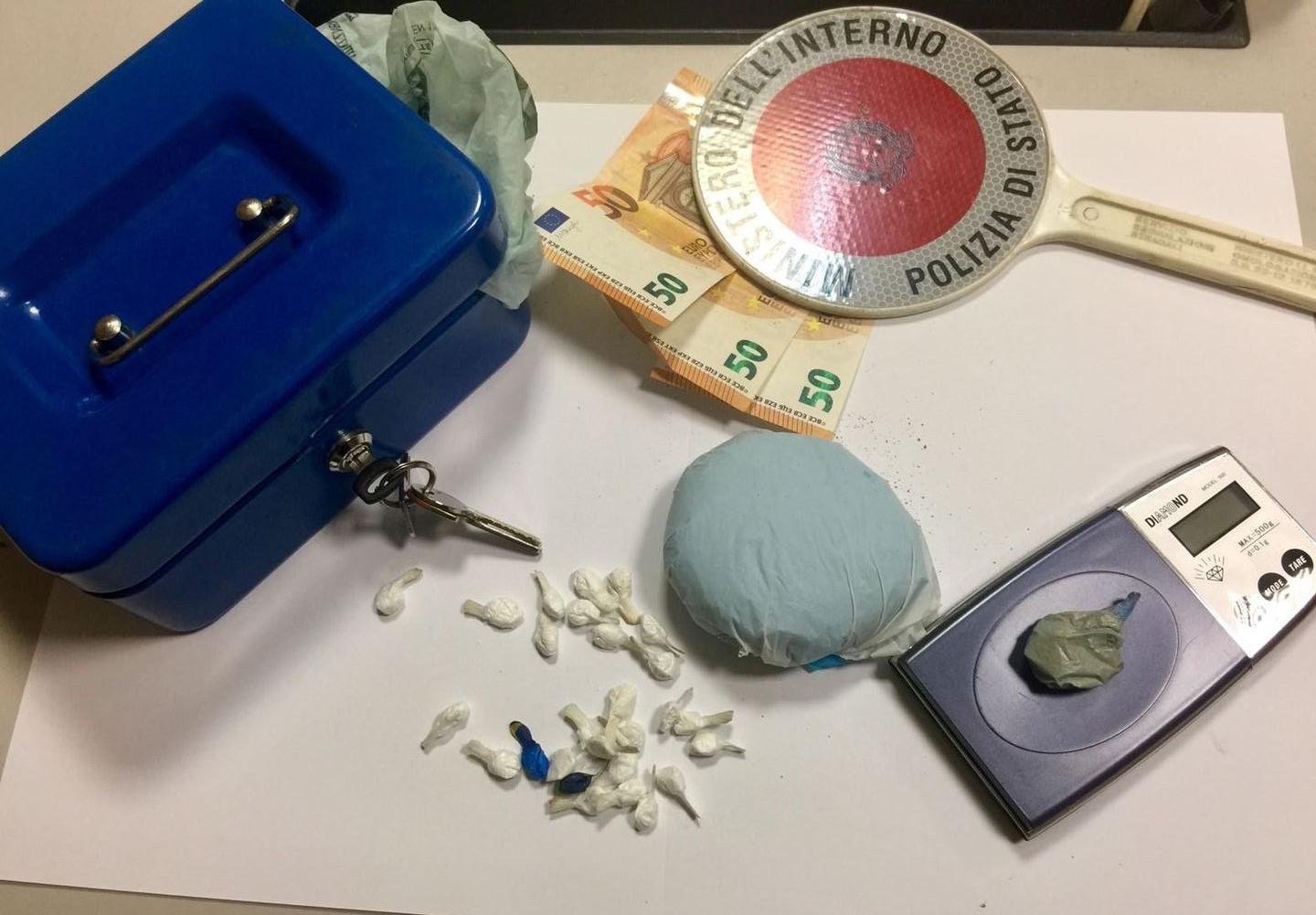 Sassari, getta dalla finestra la cassaforte carica di droga: arrestato