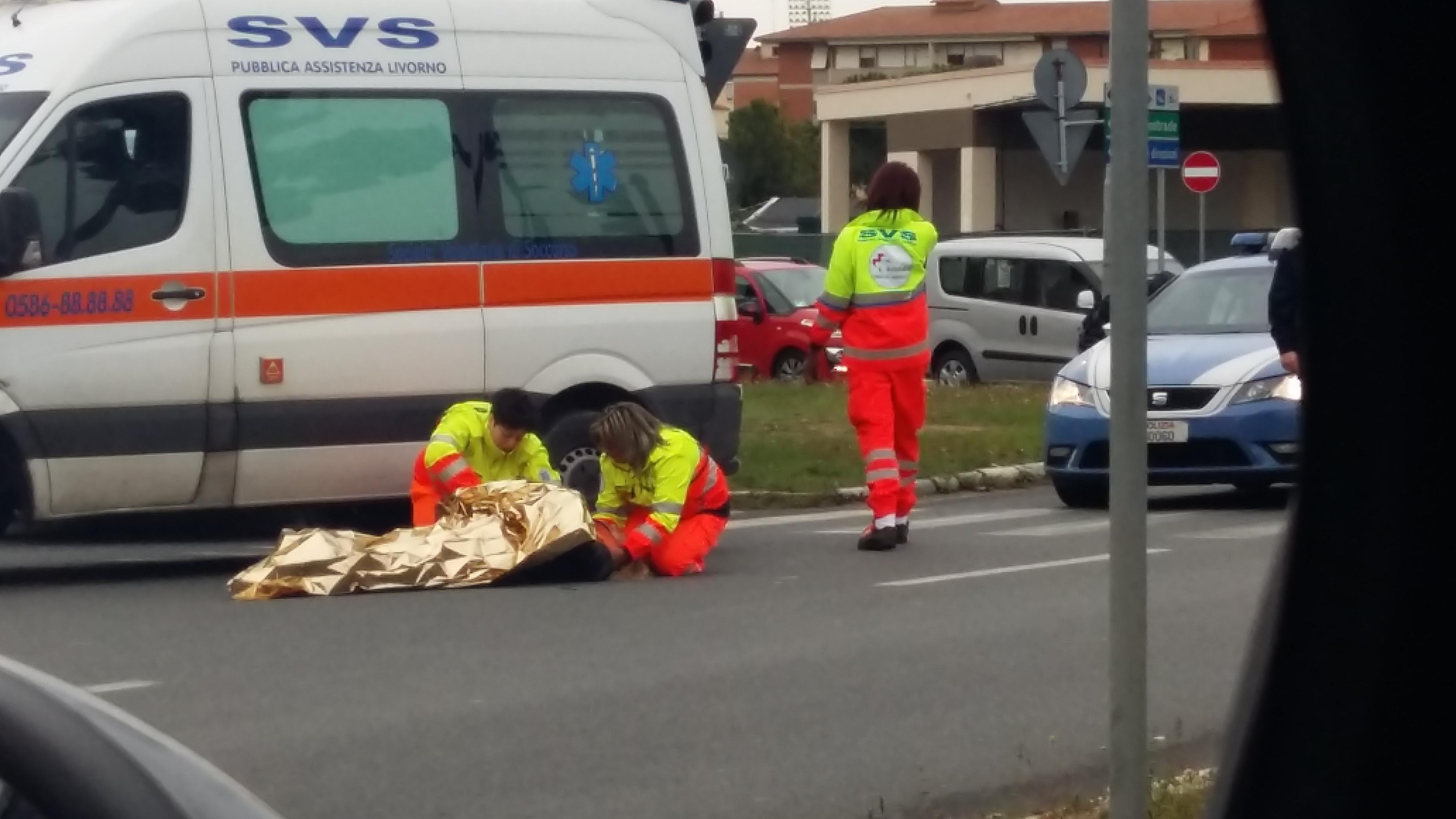 Investe con lo scooter una donna sulle strisce: patente ritirata 