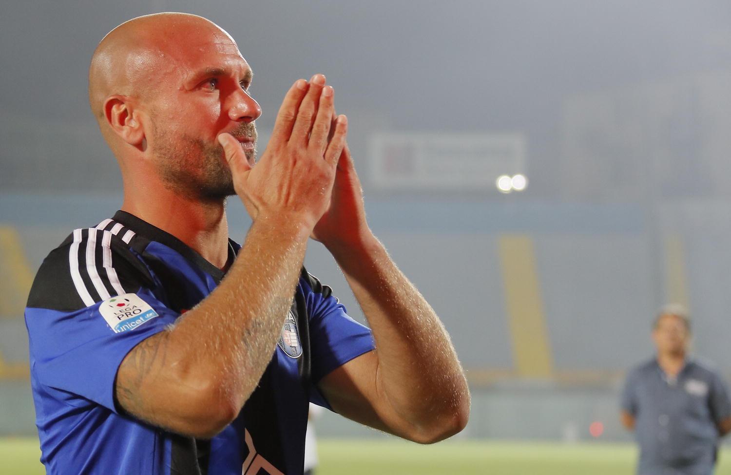 Andrea Lisuzzo emozionato sotto la curva dei tifosi del Pisa (Foto Fabio Muzzi)