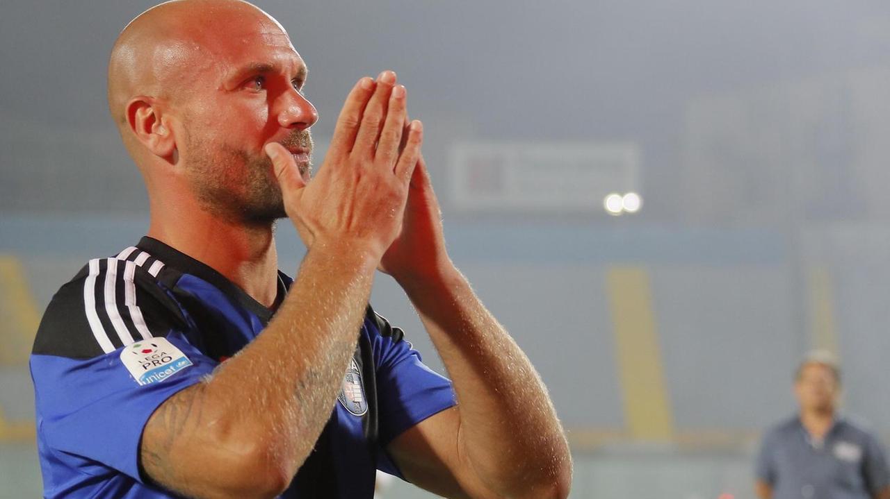 Andrea Lisuzzo emozionato sotto la curva dei tifosi del Pisa (Foto Fabio Muzzi)