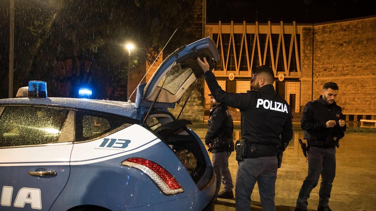 Un controllo di notte della polizia