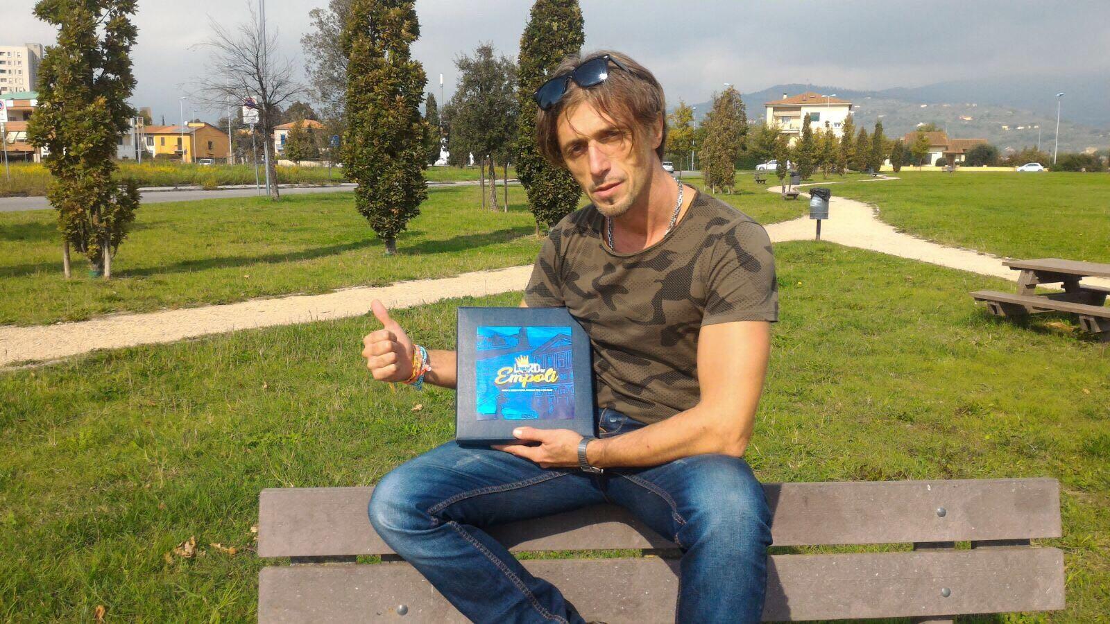 Mirko Ciappi con il gioco da tavolo "Empoliopoli"