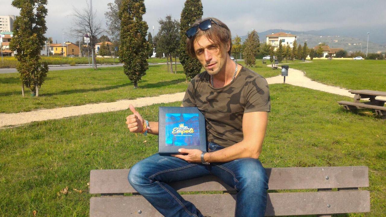 Mirko Ciappi con il gioco da tavolo "Empoliopoli"