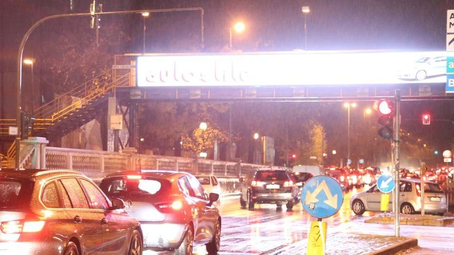 Reggio Emilia, pubblicità accecanti per gli automobilisti in viale Isonzo