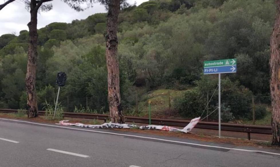 Spariti striscioni di sostegno agli operai