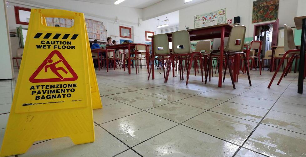 Piove sui banchi evacuati in 200 Off-limits 3 aule 