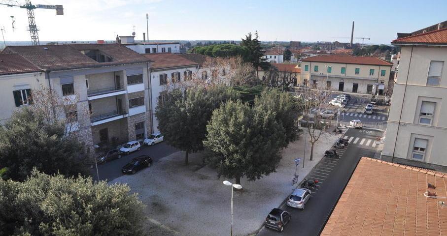 Rissa nel cuore della città volano pugni e bottiglie 