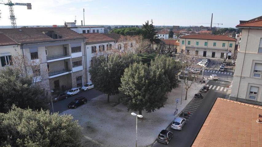 Rissa nel cuore della città volano pugni e bottiglie