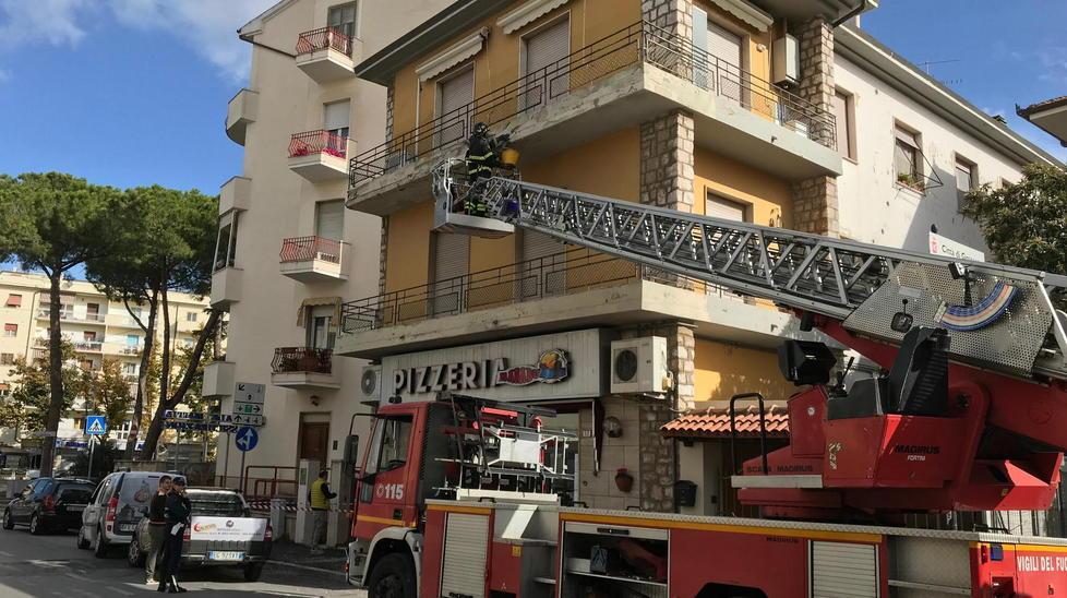 Cadono calcinacci da una terrazza