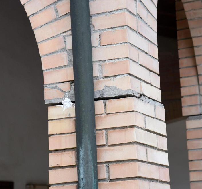 Crepe sulle colonne nel porticato della casa di riposo 