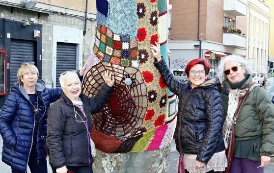 Proteste e dubbi, gli alberi vestiti di piazza XX diventano un caso 