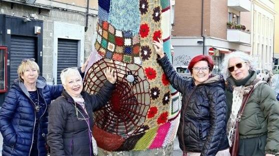 Proteste e dubbi, gli alberi vestiti di piazza XX diventano un caso