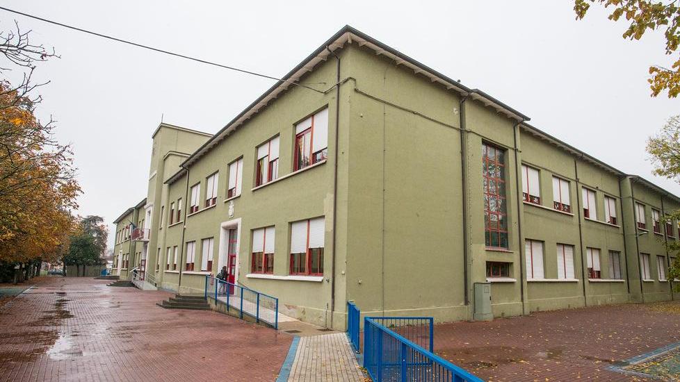 Finestra sfondata, ladri a scuola