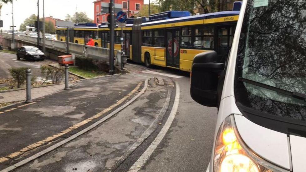 Maxifilobus senza corrente cavalcavia bloccato e code