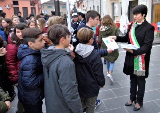 Dalle mani della sindaca la Costituzione ai ragazzi 