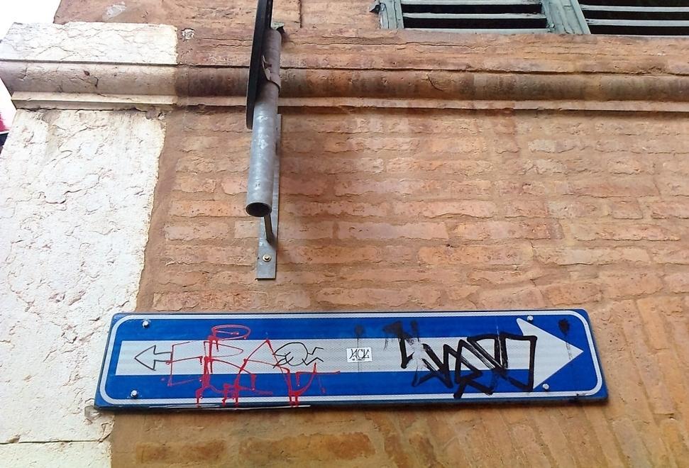 Cartelli imbrattati un pericolo per tutti e un costo in più