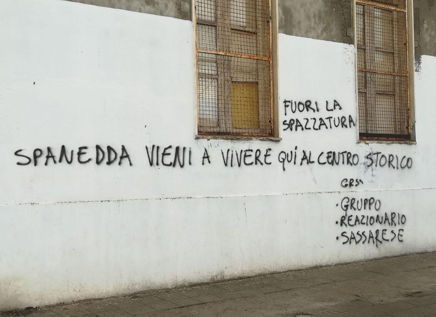 Scritte contro i migranti Spanedda: «Parliamone»