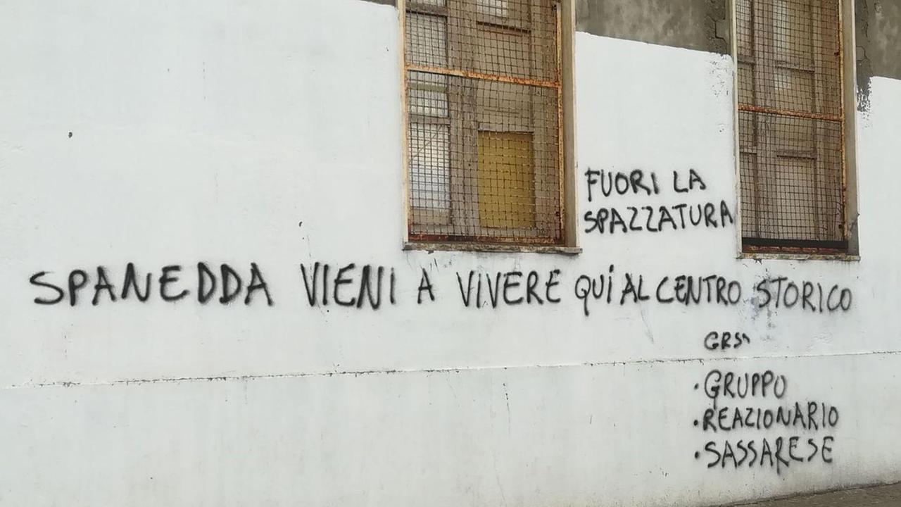Scritte contro i migranti Spanedda: «Parliamone»