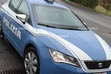Aggredisce i poliziotti che lo perquisiscono: arrestato