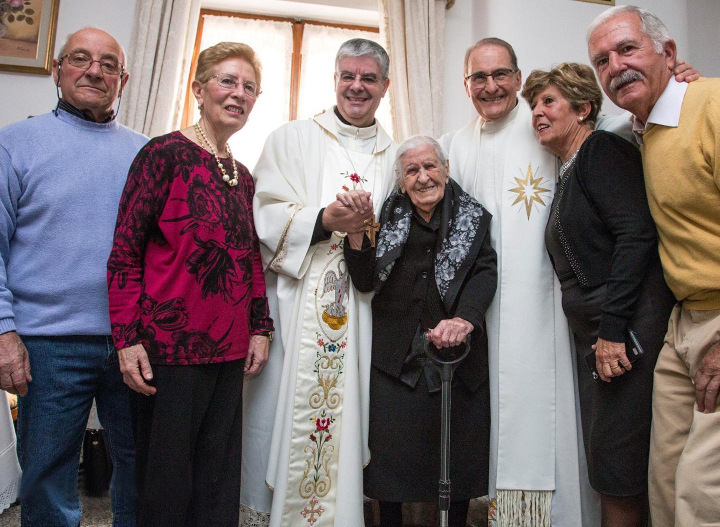 Gli auguri del vescovo alla centenaria