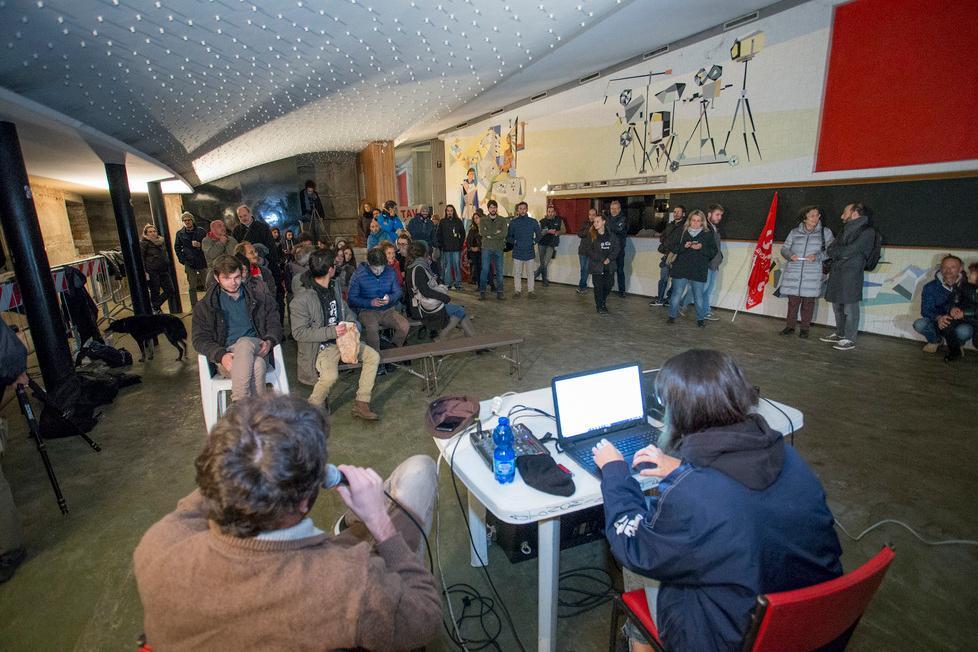 Modena:Olympia occupato, le mini-transenne non fermano l'assemblea 