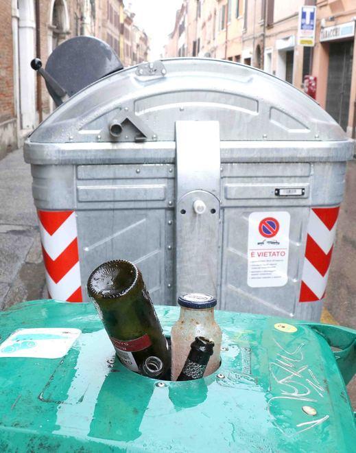 Rifiuti, nuova gara con obbligo calotte e “pedaggio” a Hera 