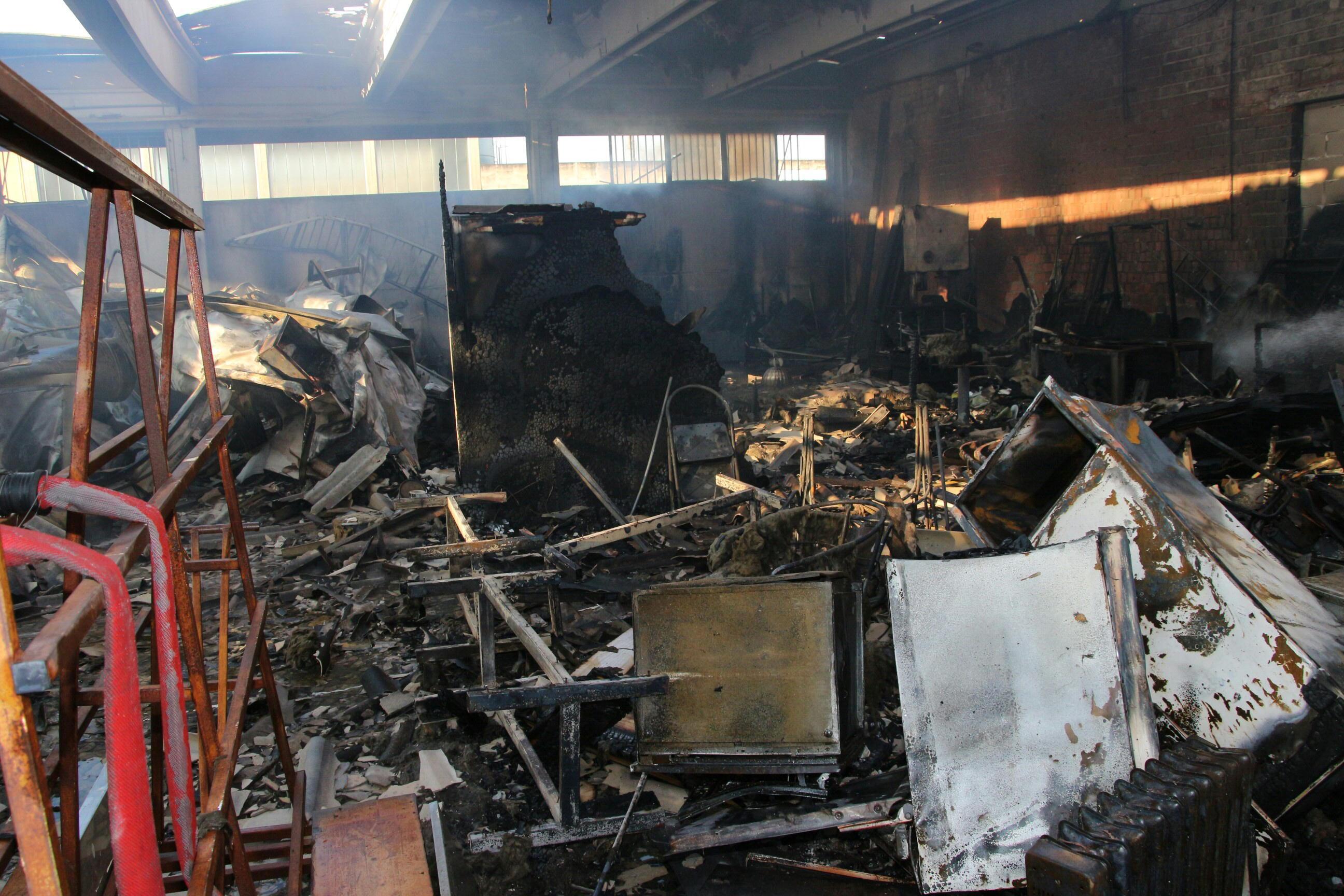 In fiamme capannone industriale a Camaiore