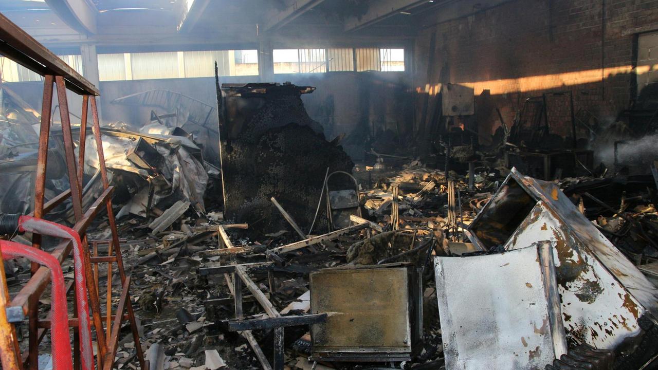 In fiamme capannone industriale a Camaiore