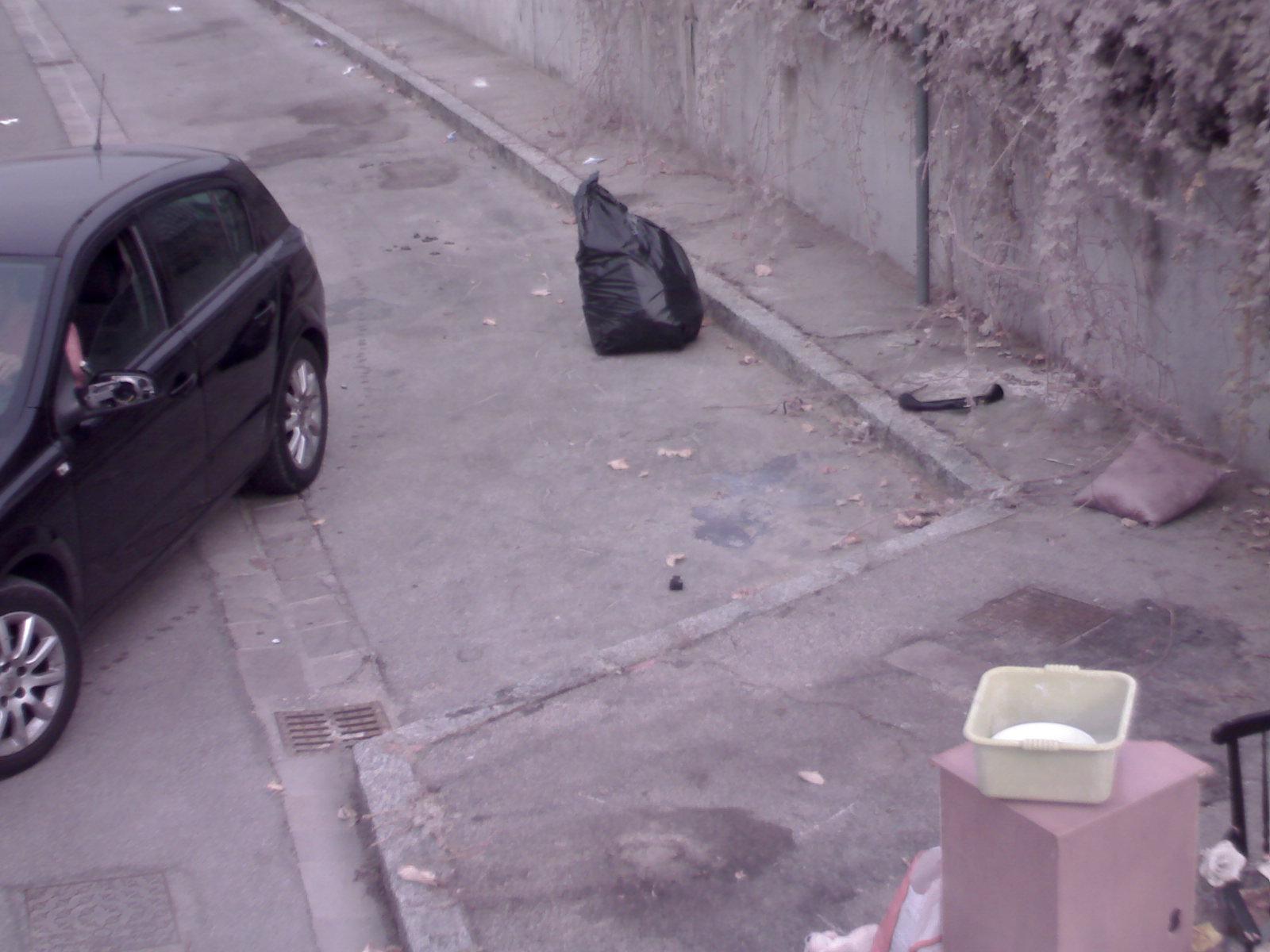Il sacco nero di rifiuti abbandonato in strada