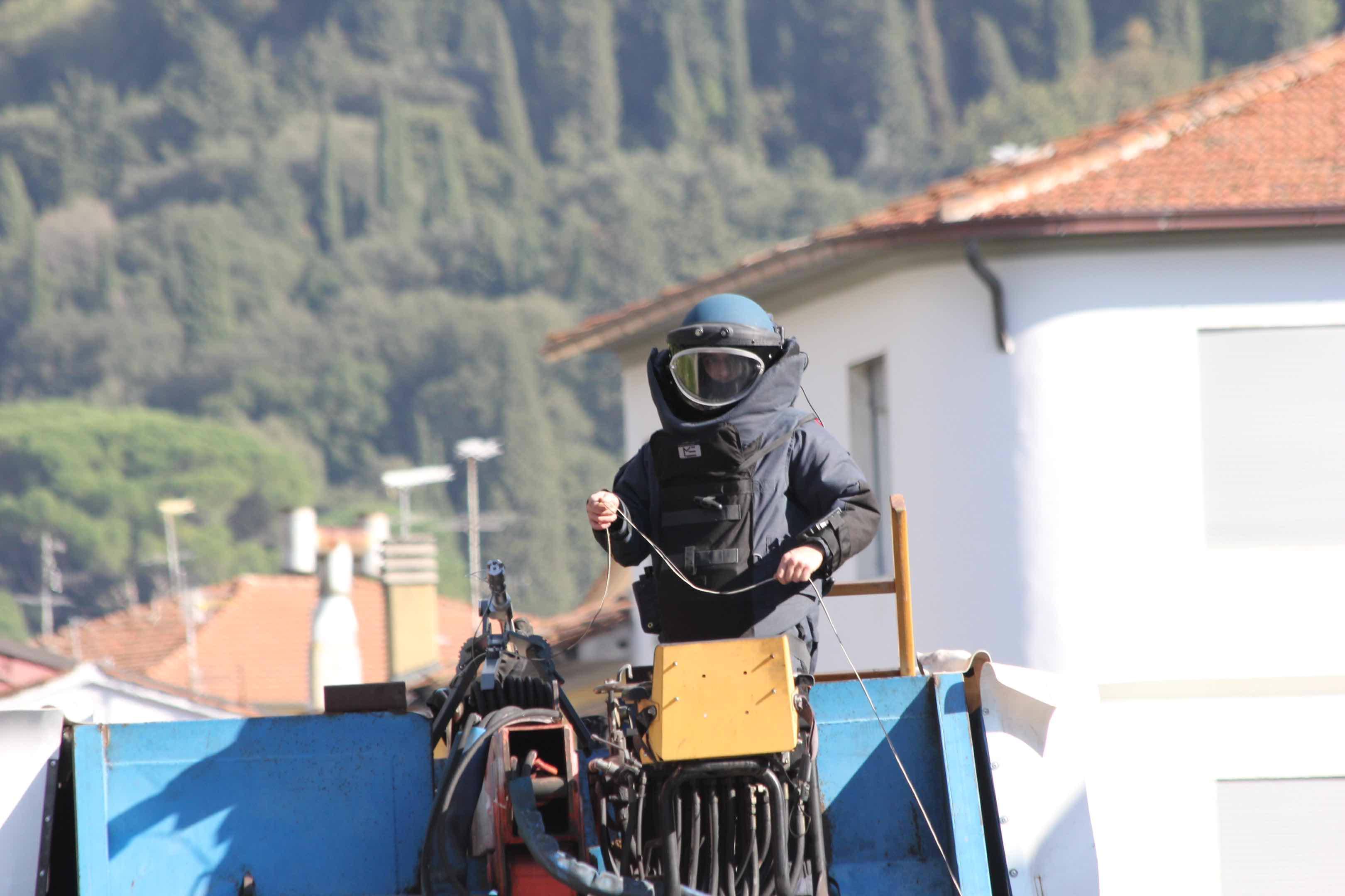 L'artificiere sale sul camion per collocare l'innesco (foto Batavia)