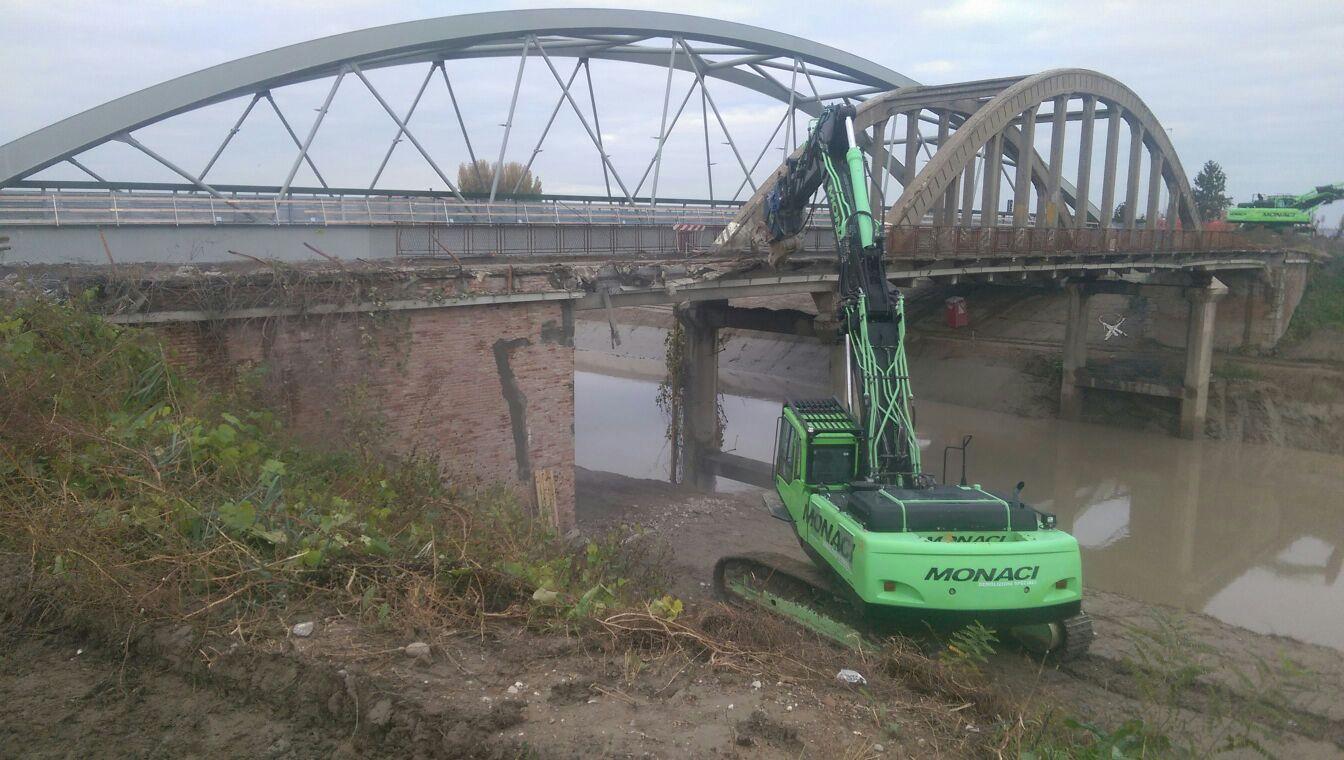 Bomporto, addio al vecchio ponte. Iniziata la demolizione