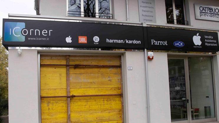 Reggio Emilia, sfondano la vetrina e rubano gli iPhone