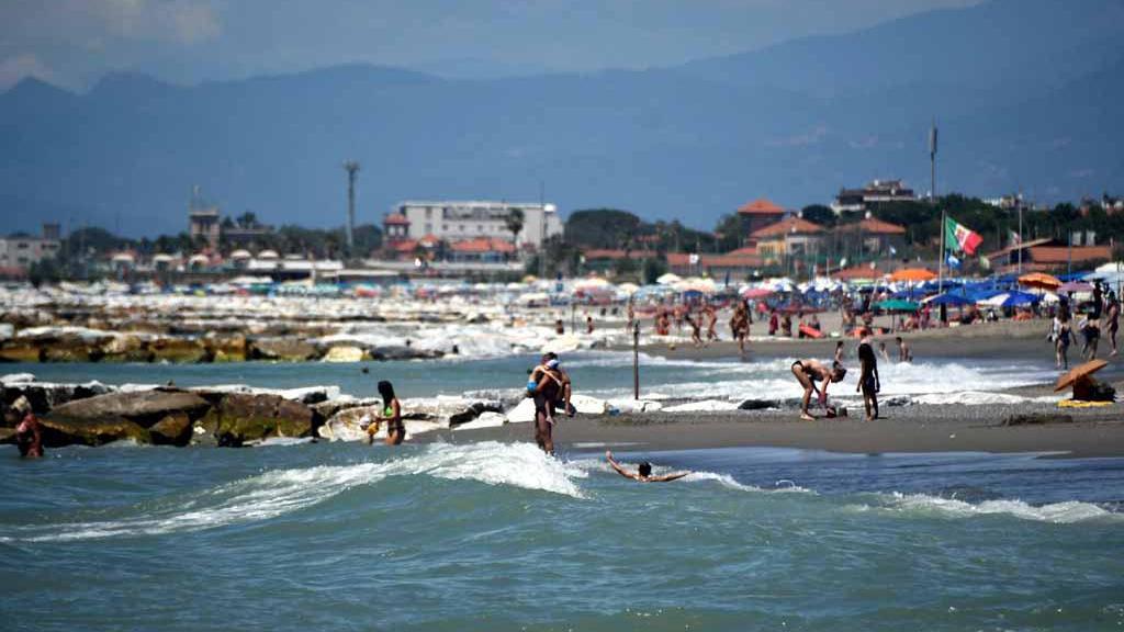Sabbia solo nel 2018: «Il litorale apuano rischia di sparire»